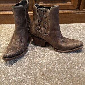 Ariat brown distressed ankle boots. EUC lots of distressed in the leather.